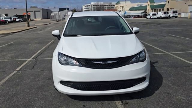 Used 2022 Chrysler Voyager LX image 9