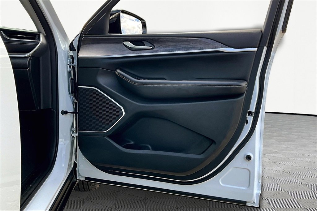 Used 2022 Jeep Grand Cherokee L Limited image 24