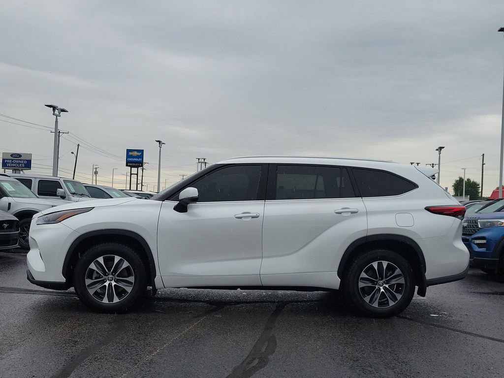 Used 2022 Toyota Highlander XLE AWD/4WD image 4