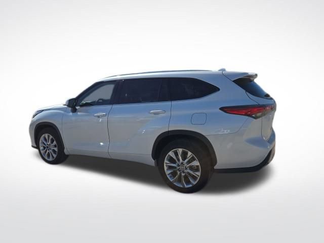 Used 2023 Toyota Highlander L image 1