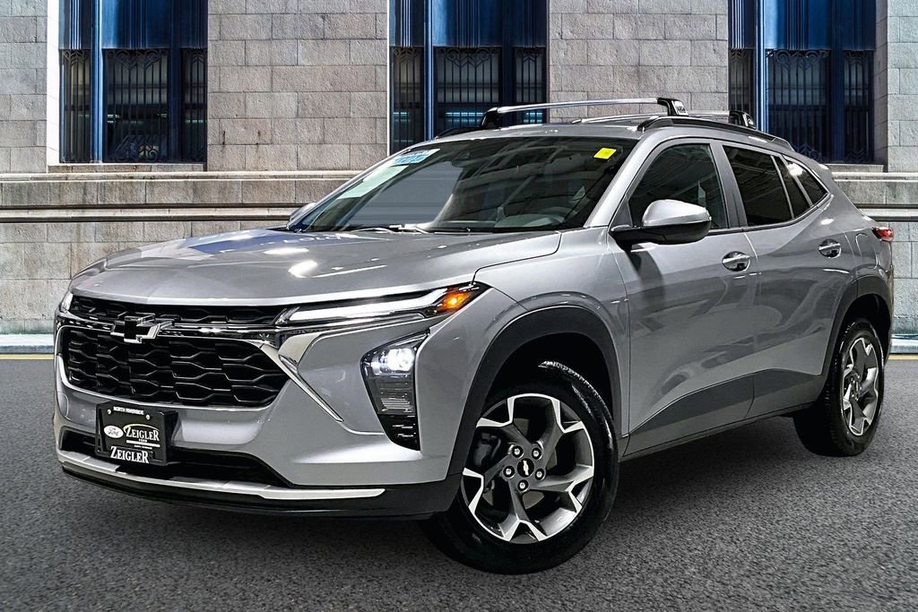 Used 2025 Chevrolet Trax LT w/ Driver Confidence Package image 2