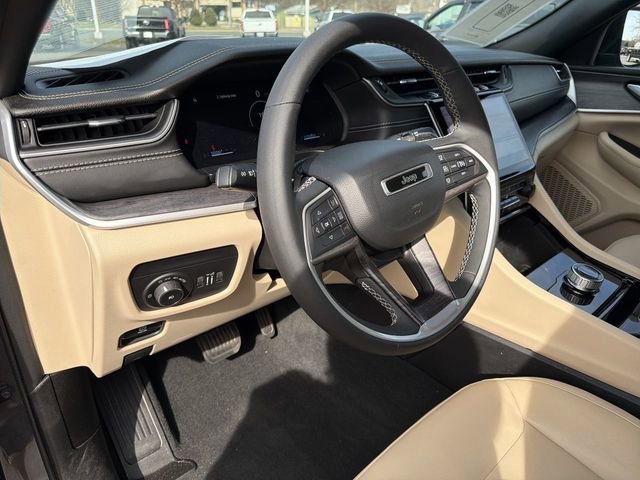 Used 2023 Jeep Grand Cherokee L Limited w/ Black Appearance Package image 12