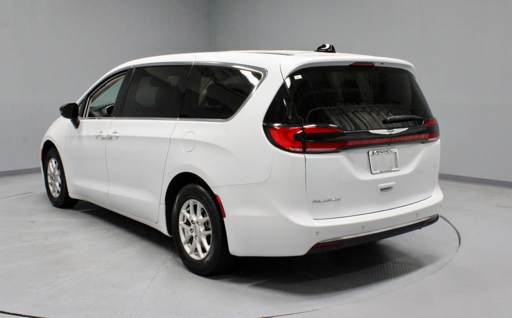 Used 2024 Chrysler Pacifica Touring-L FWD image 9