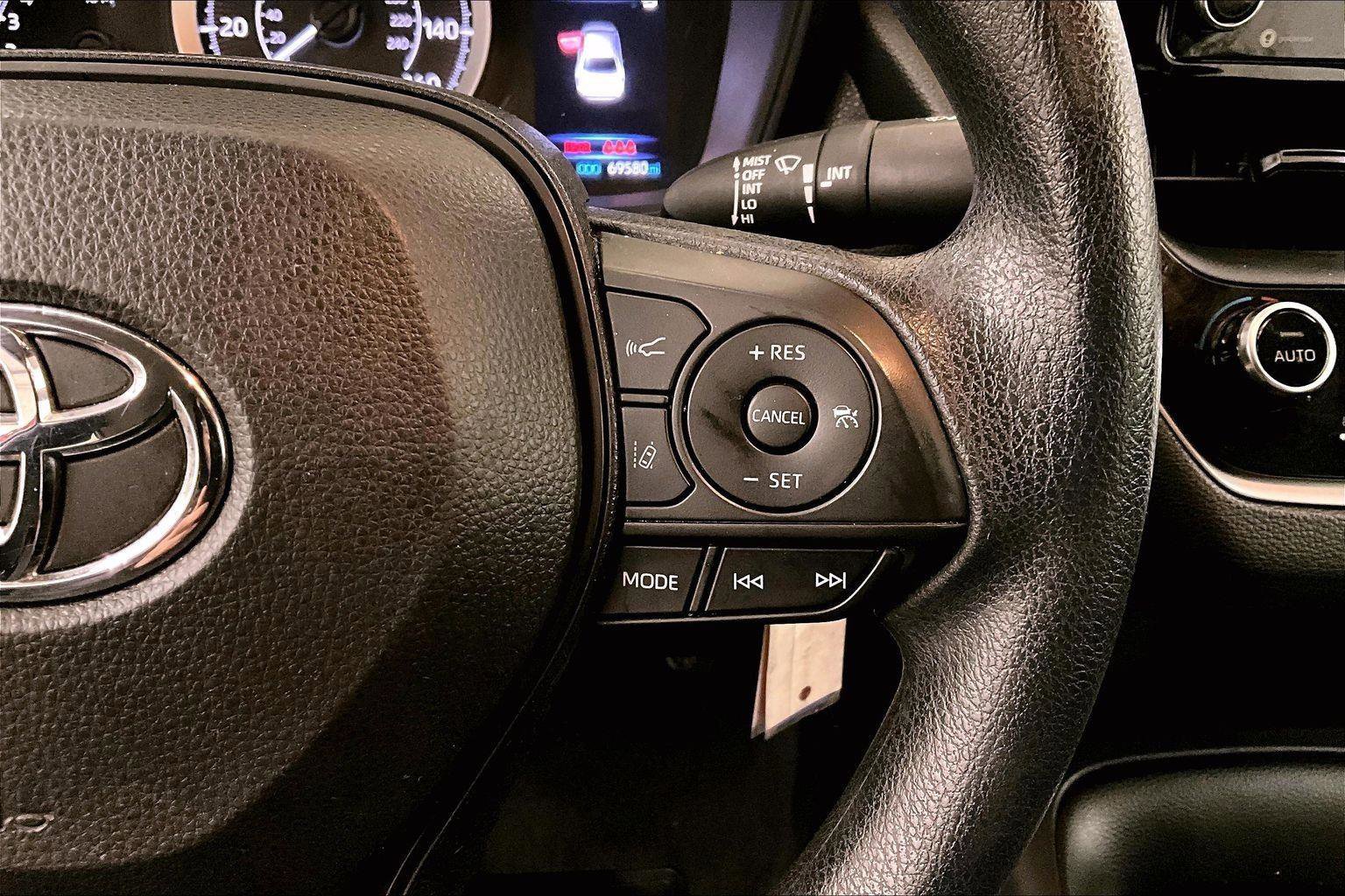 Used 2021 Toyota Corolla LE image 18