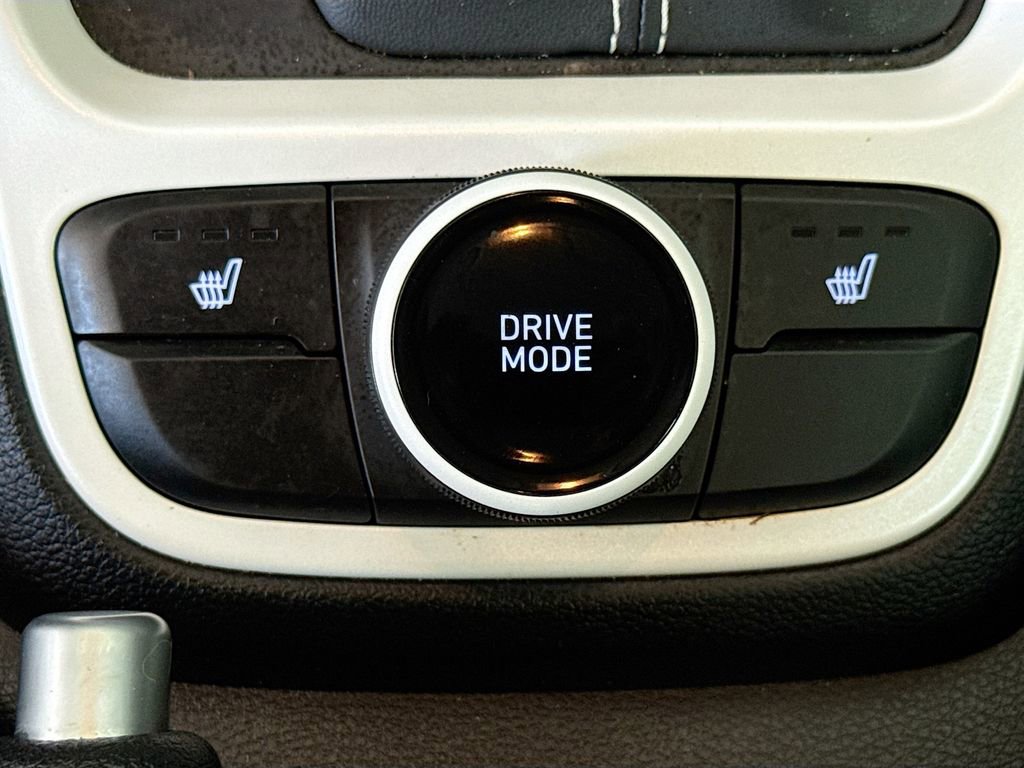 Used 2024 Hyundai Venue Limited FWD image 20