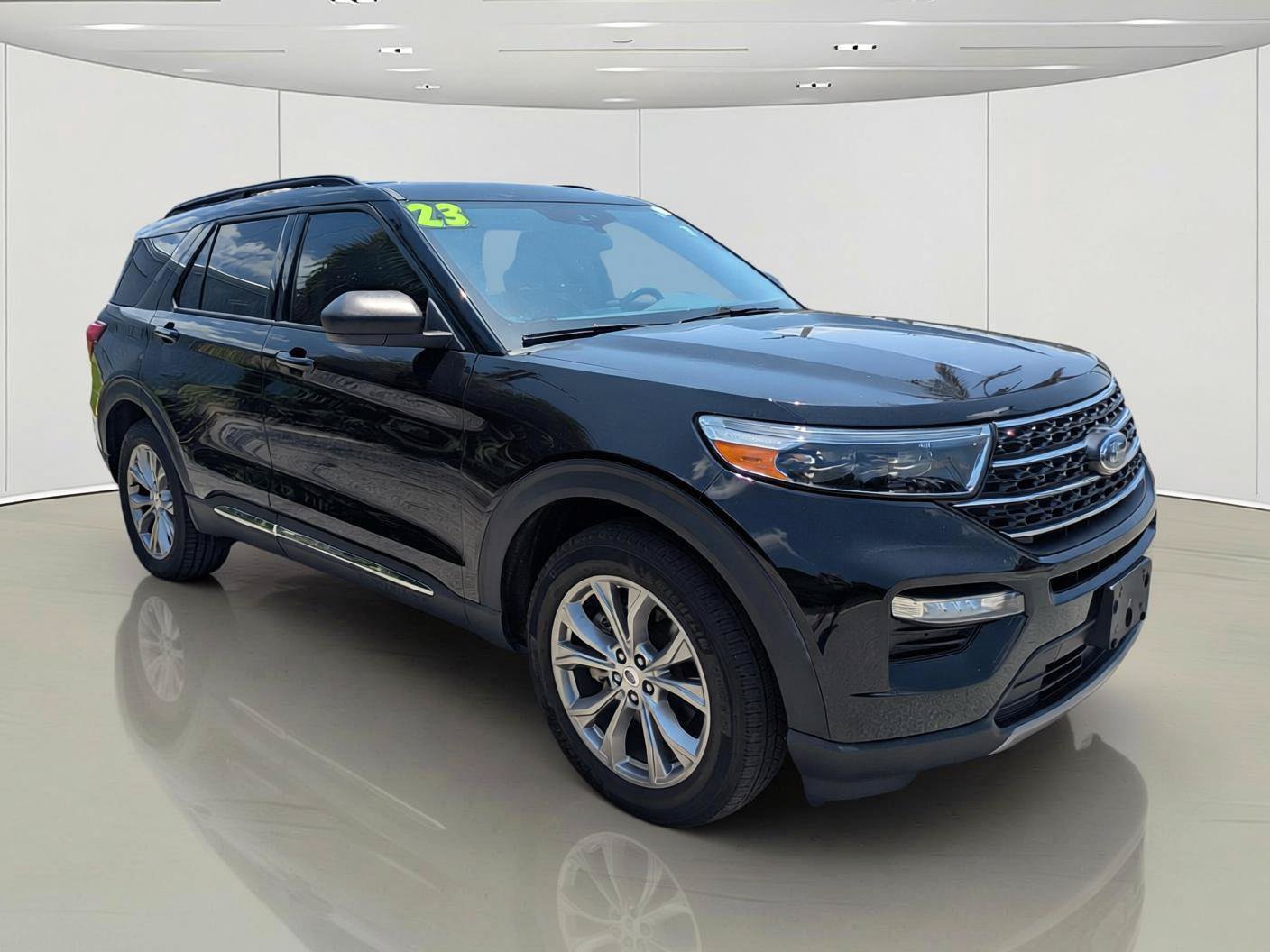 Certified 2023 Ford Explorer XLT w/ Equipment Group 202A AWD/4WD image 4