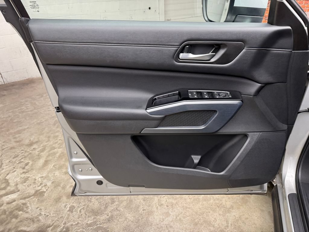 Used 2025 Nissan Pathfinder SL AWD/4WD image 10