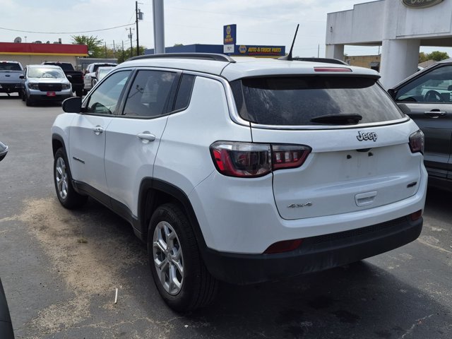 Used 2024 Jeep Compass Latitude AWD/4WD image 7