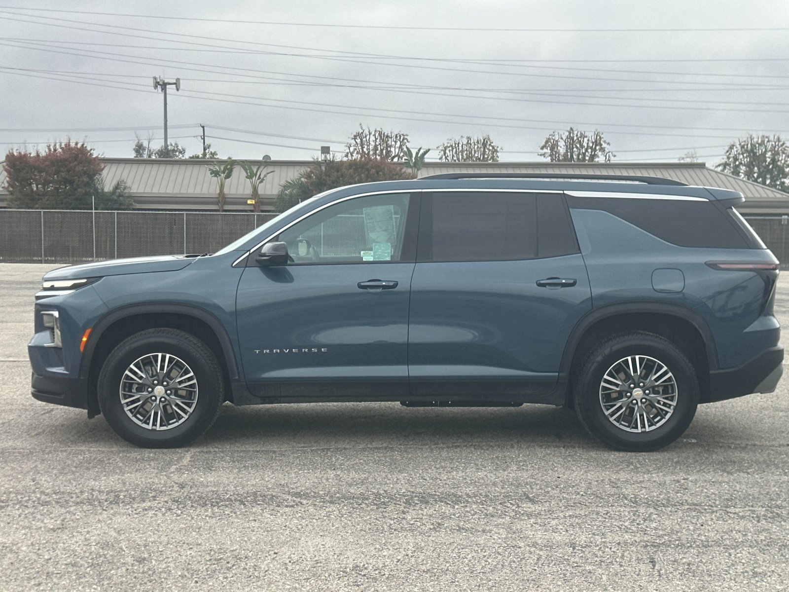 Used 2025 Chevrolet Traverse LT image 2