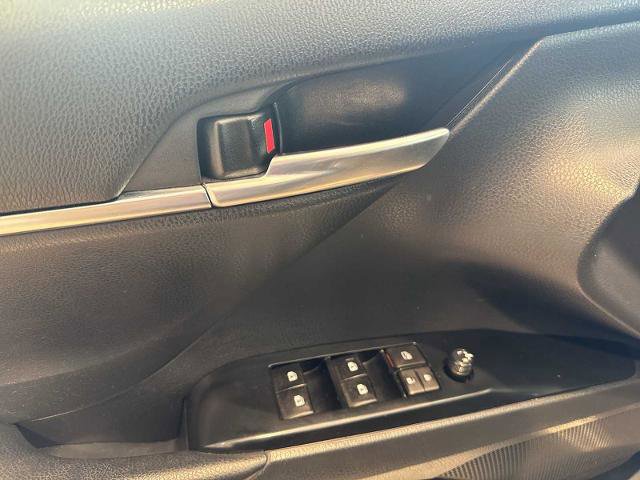 Used 2019 Toyota Camry SE w/ Sunroof Package image 21