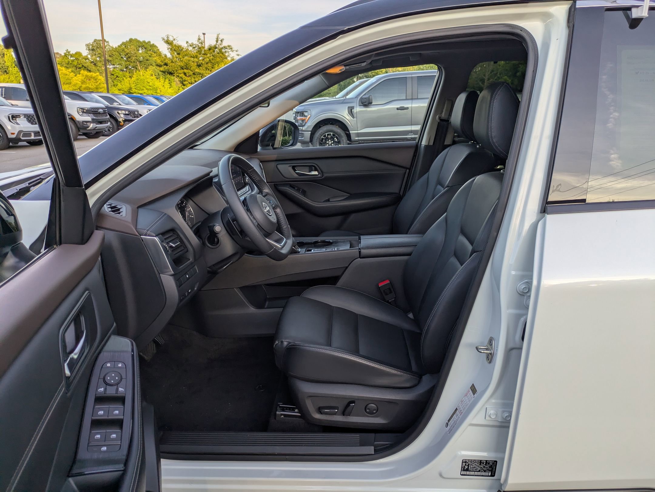 Used 2023 Nissan Rogue SV w/ SV Premium B Package FWD image 12