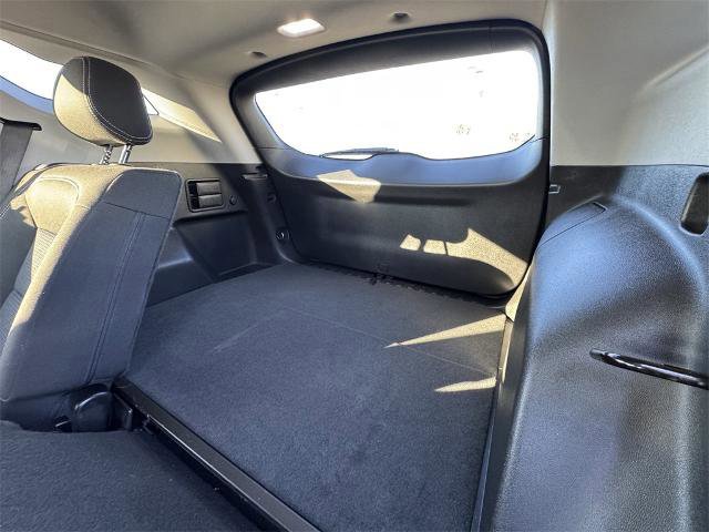 Used 2022 GMC Terrain SLE w/ Driver Convenience Package image 16