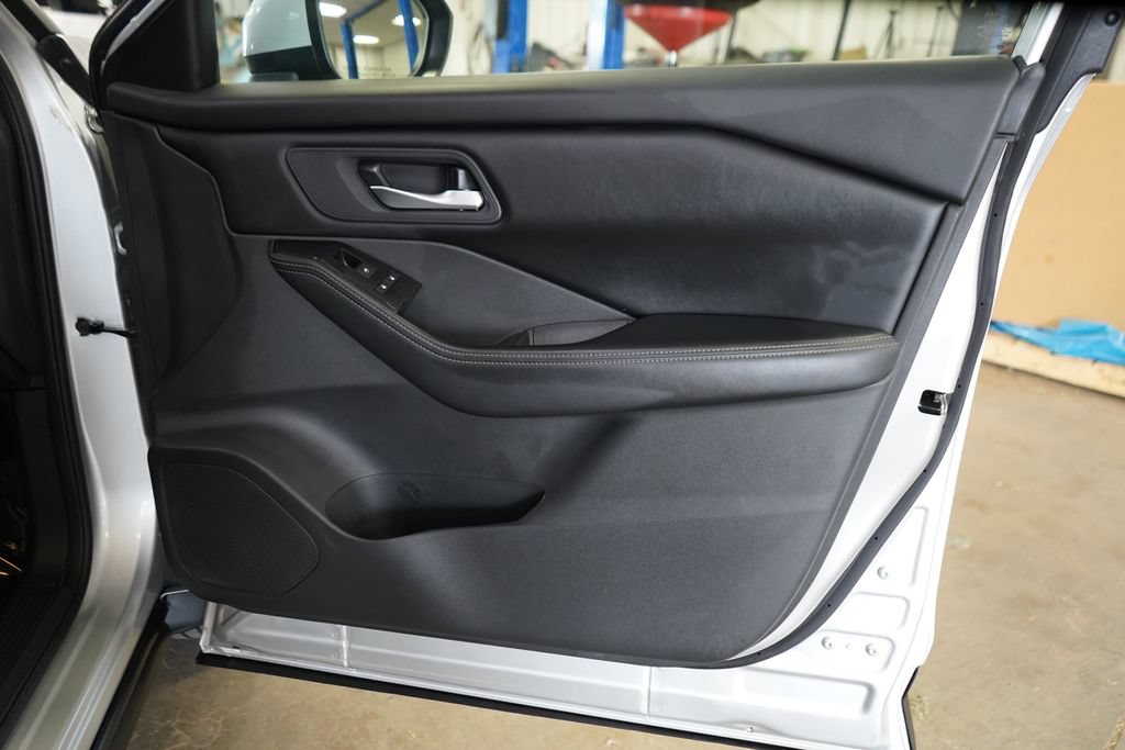 Used 2025 Nissan Rogue SV FWD image 17