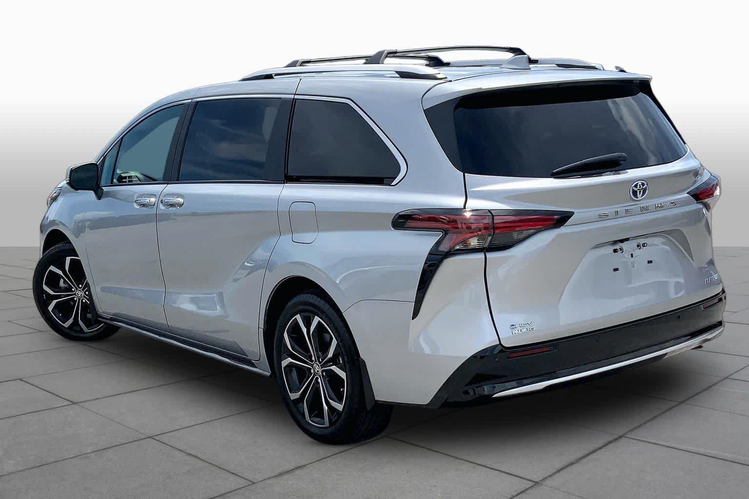 Used 2025 Toyota Sienna Platinum FWD image 12