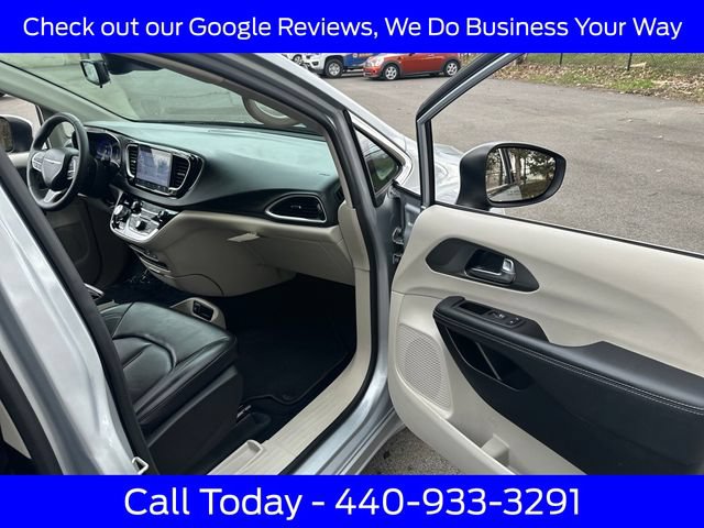 Used 2023 Chrysler Pacifica Touring-L FWD image 14
