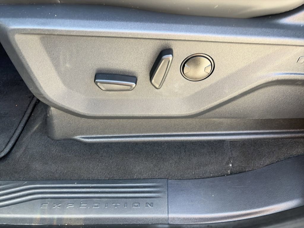 Certified 2025 Ford Expedition Active AWD/4WD image 13