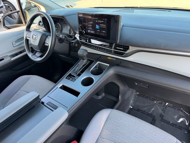 Used 2025 Toyota Sienna LE AWD/4WD image 21