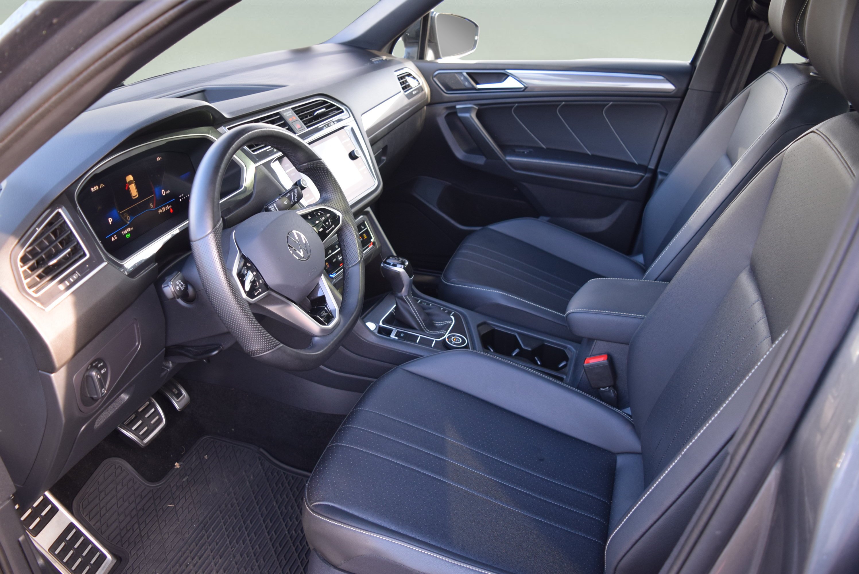Used 2024 Volkswagen Tiguan SE R-Line AWD/4WD image 10