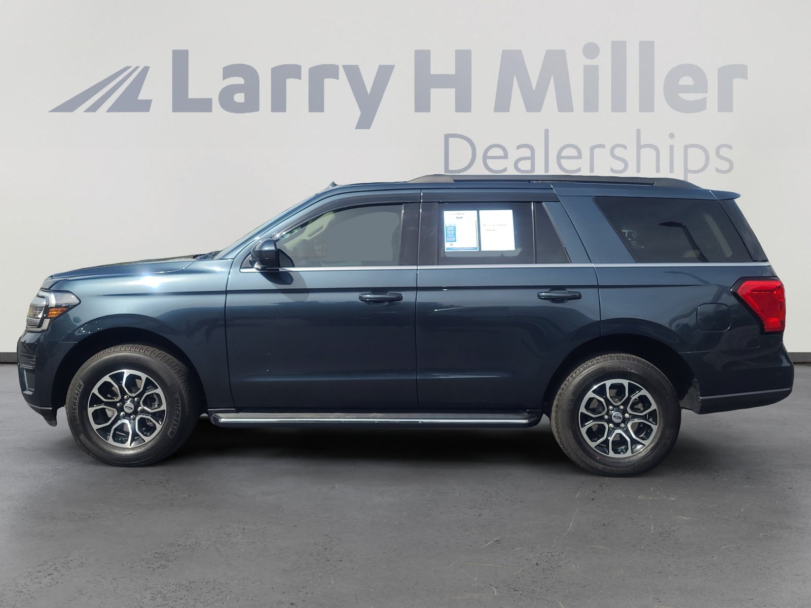 Certified 2022 Ford Expedition XLT w/ Equipment Group 202A AWD/4WD image 2