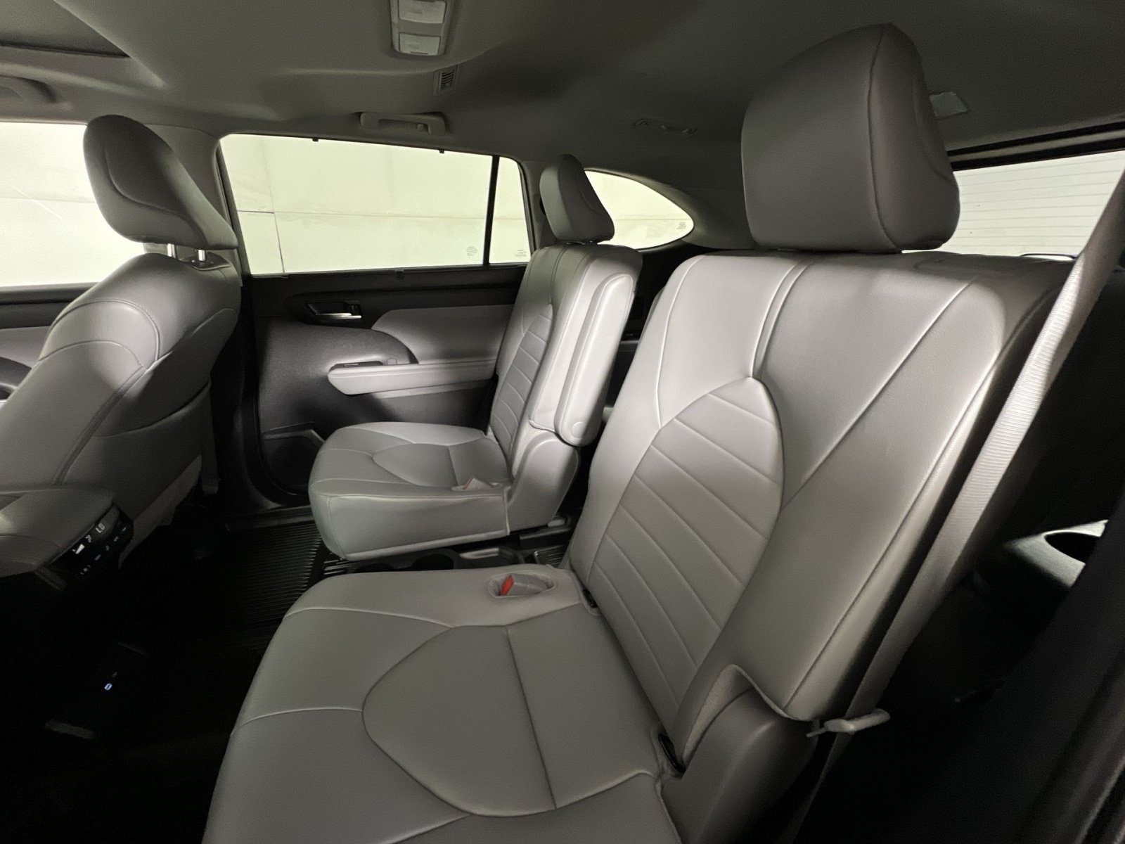 Used 2024 Toyota Highlander XLE AWD/4WD image 24