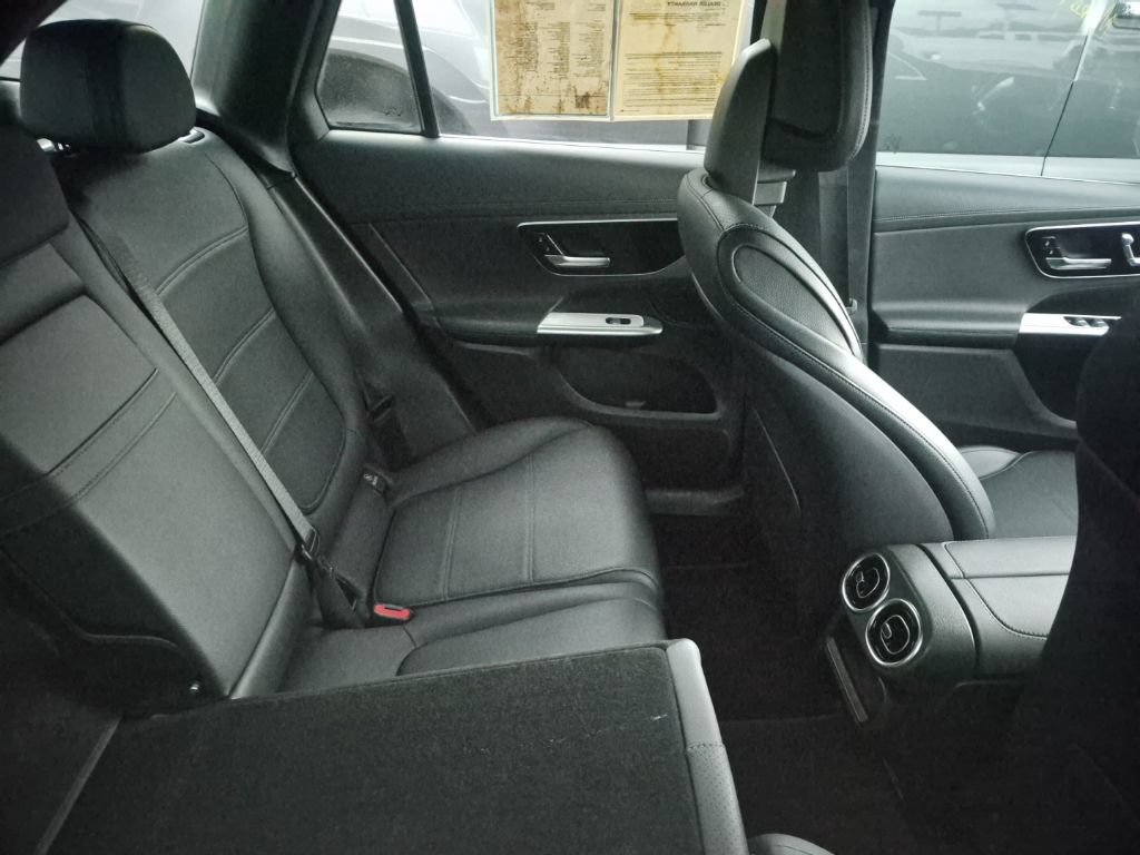Used 2024 Mercedes-Benz GLC 300 4MATIC image 30
