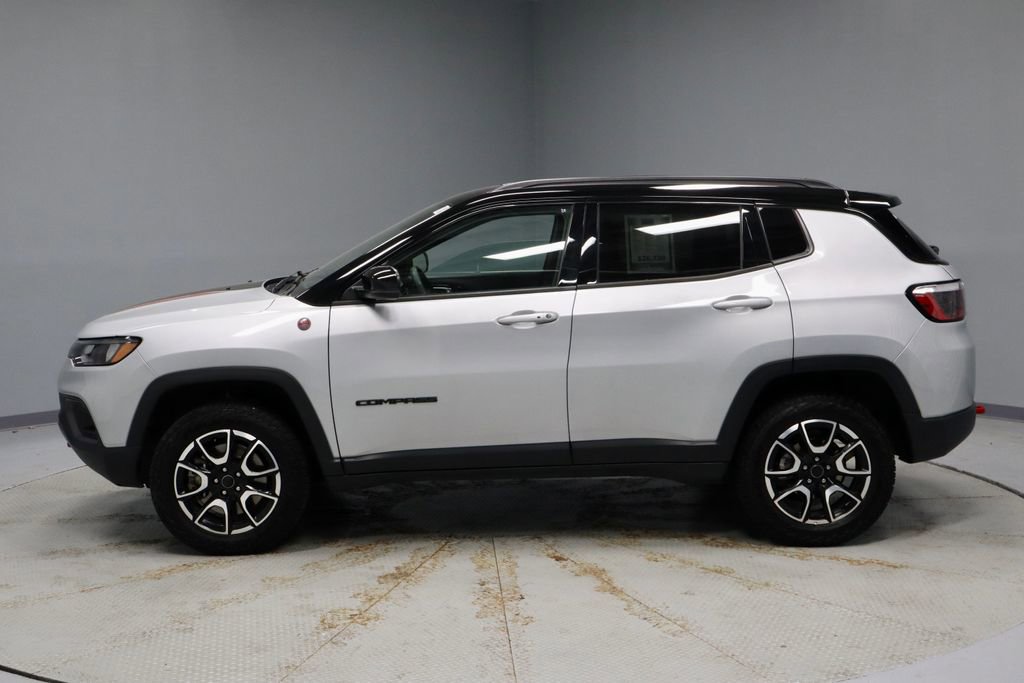 Used 2025 Jeep Compass Trailhawk AWD/4WD image 8