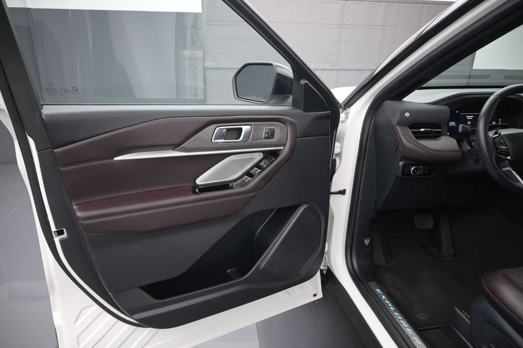 Certified 2025 Ford Explorer Platinum RWD image 17
