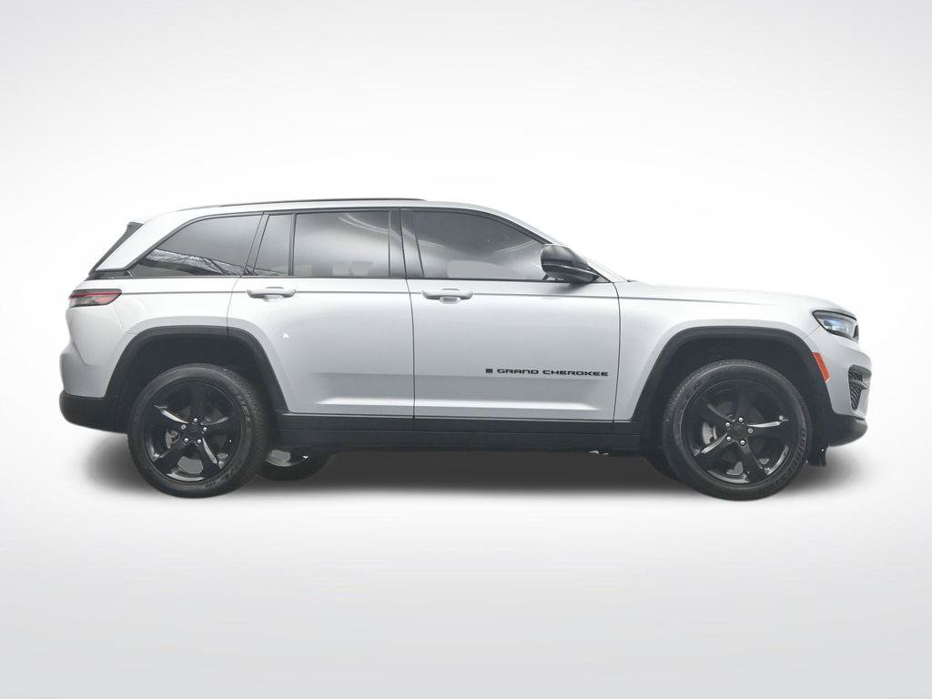 Used 2024 Jeep Grand Cherokee Altitude RWD image 44