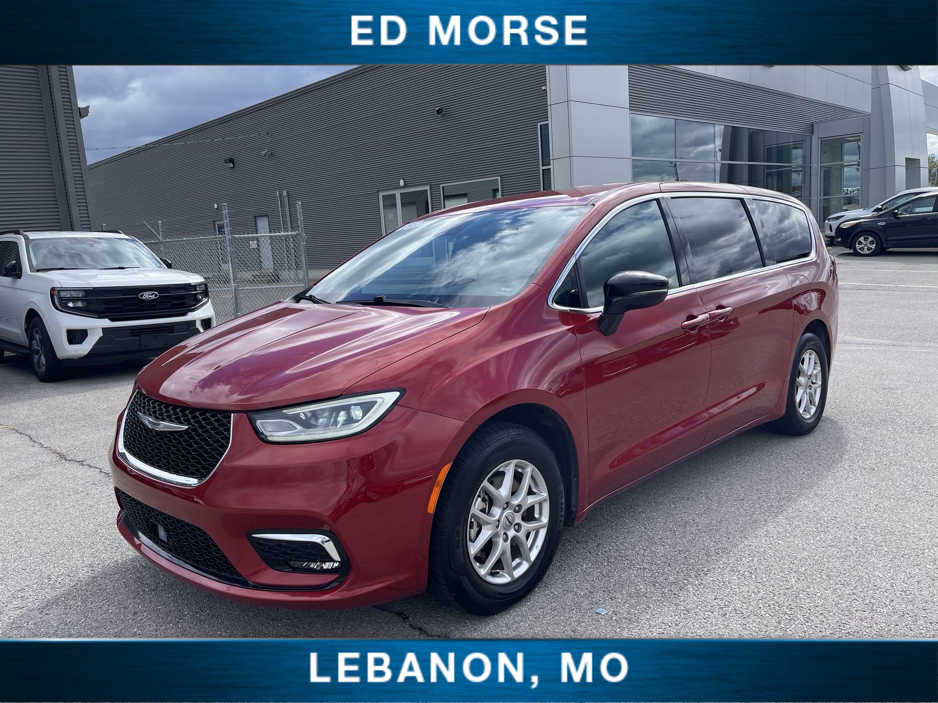 Used 2025 Chrysler Pacifica Select