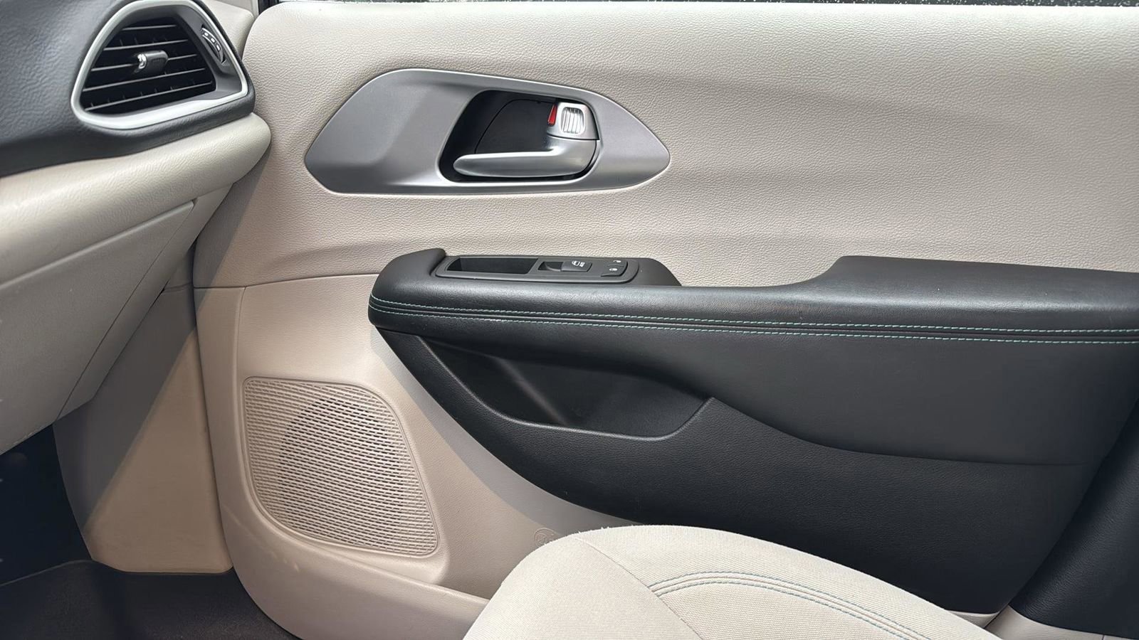 Used 2018 Chrysler Pacifica Touring Plus image 24