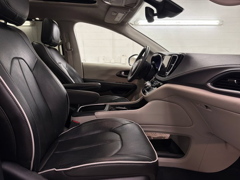 Used 2023 Chrysler Pacifica Limited FWD image 31