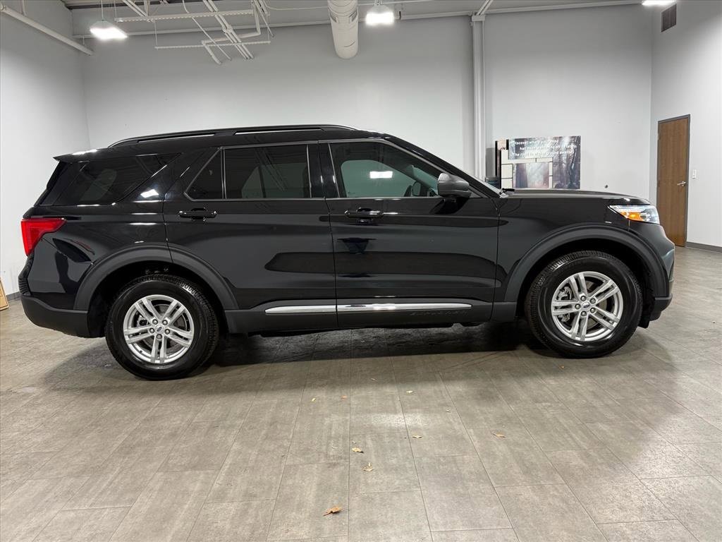 Certified 2023 Ford Explorer XLT image 3