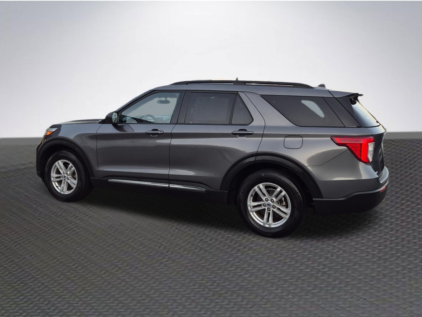 Certified 2024 Ford Explorer XLT RWD image 5