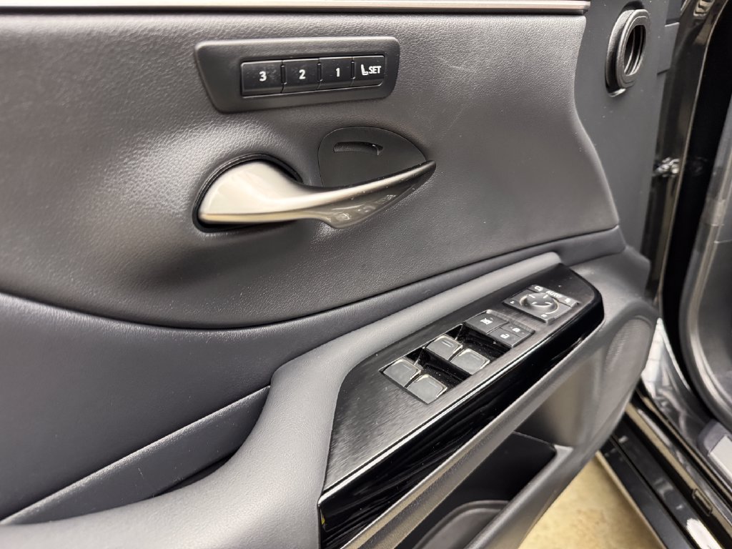 Used 2023 Lexus ES 300h w/ Premium Package FWD image 11