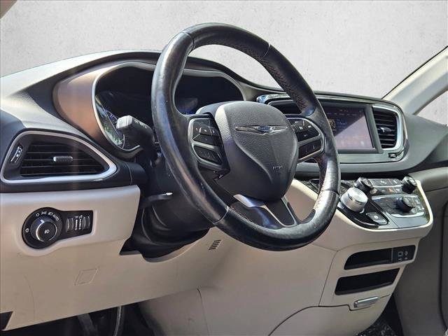 Used 2019 Chrysler Pacifica Touring-L FWD image 16
