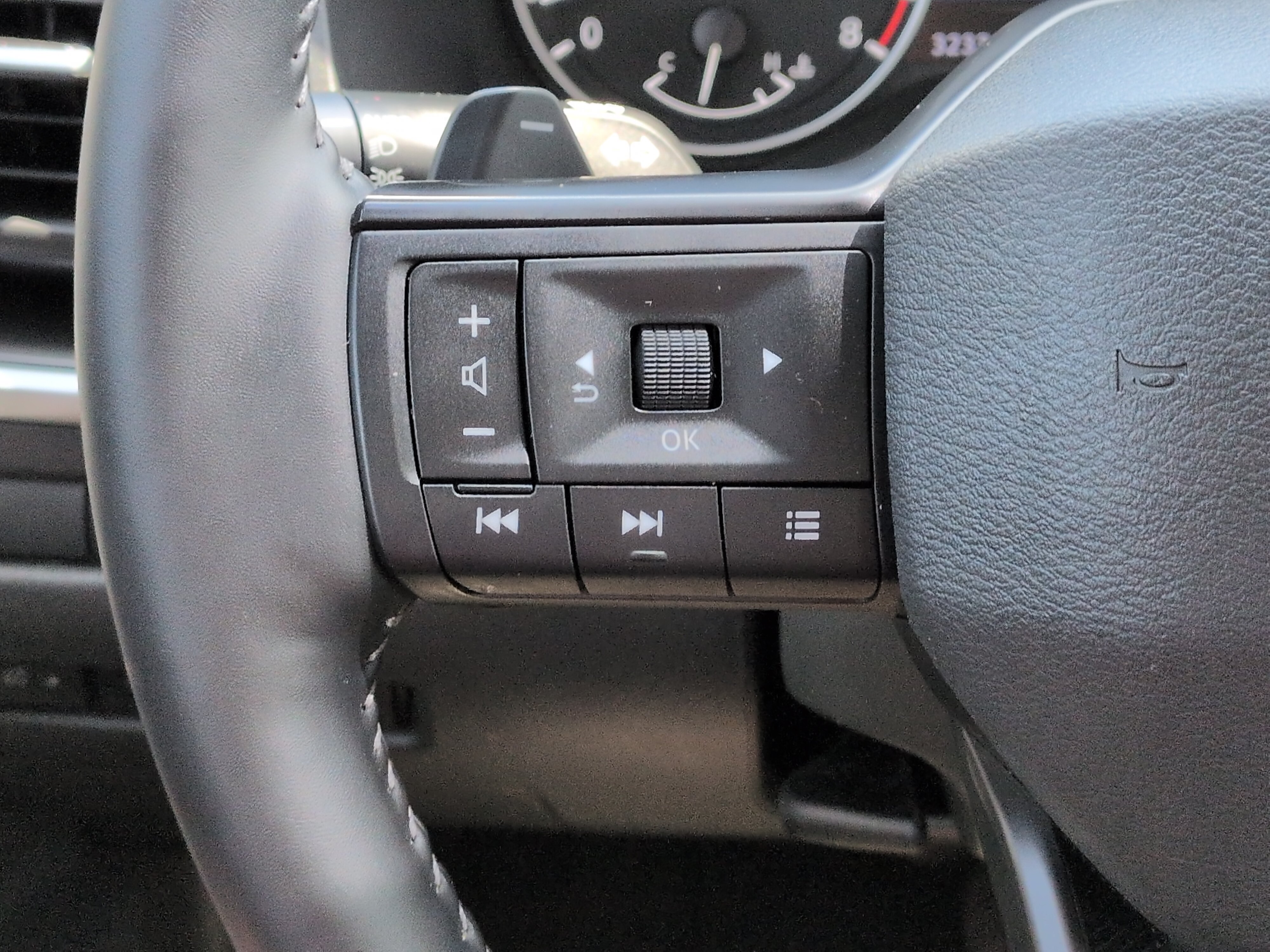 Used 2025 Nissan Rogue SV w/ SV Premium Package FWD image 23