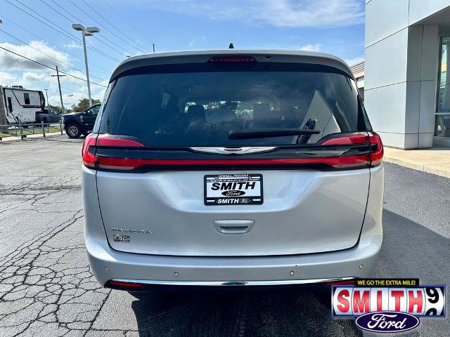 Used 2024 Chrysler Pacifica Touring-L FWD image 6