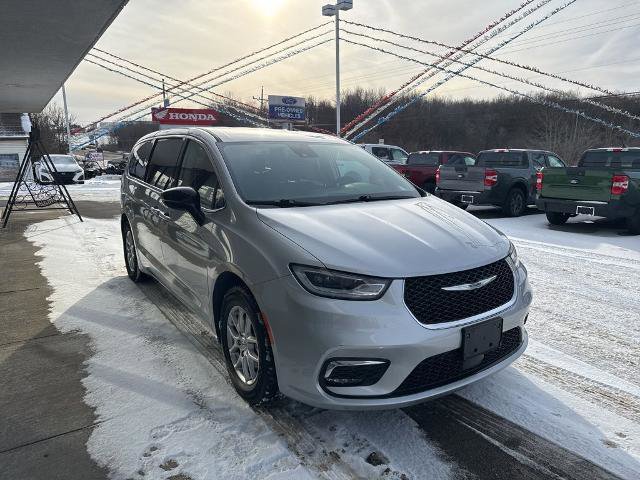 Used 2024 Chrysler Pacifica Touring-L image 2