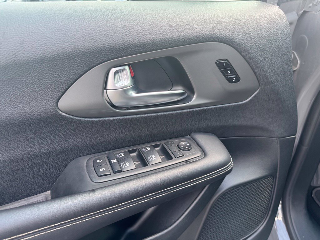 Used 2025 Chrysler Pacifica Select FWD image 3