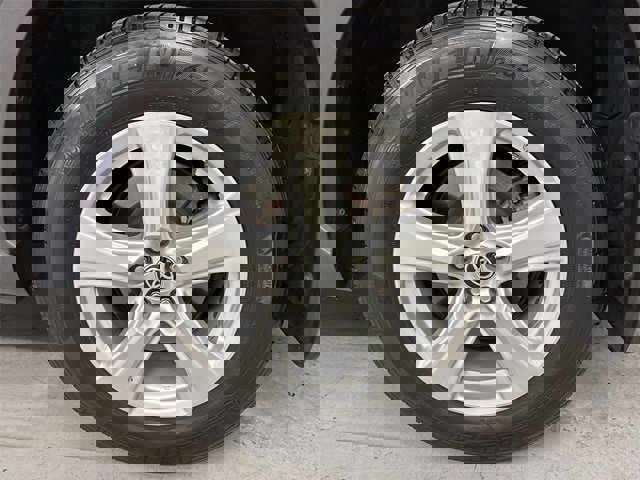 Used 2022 Toyota Highlander LE image 2