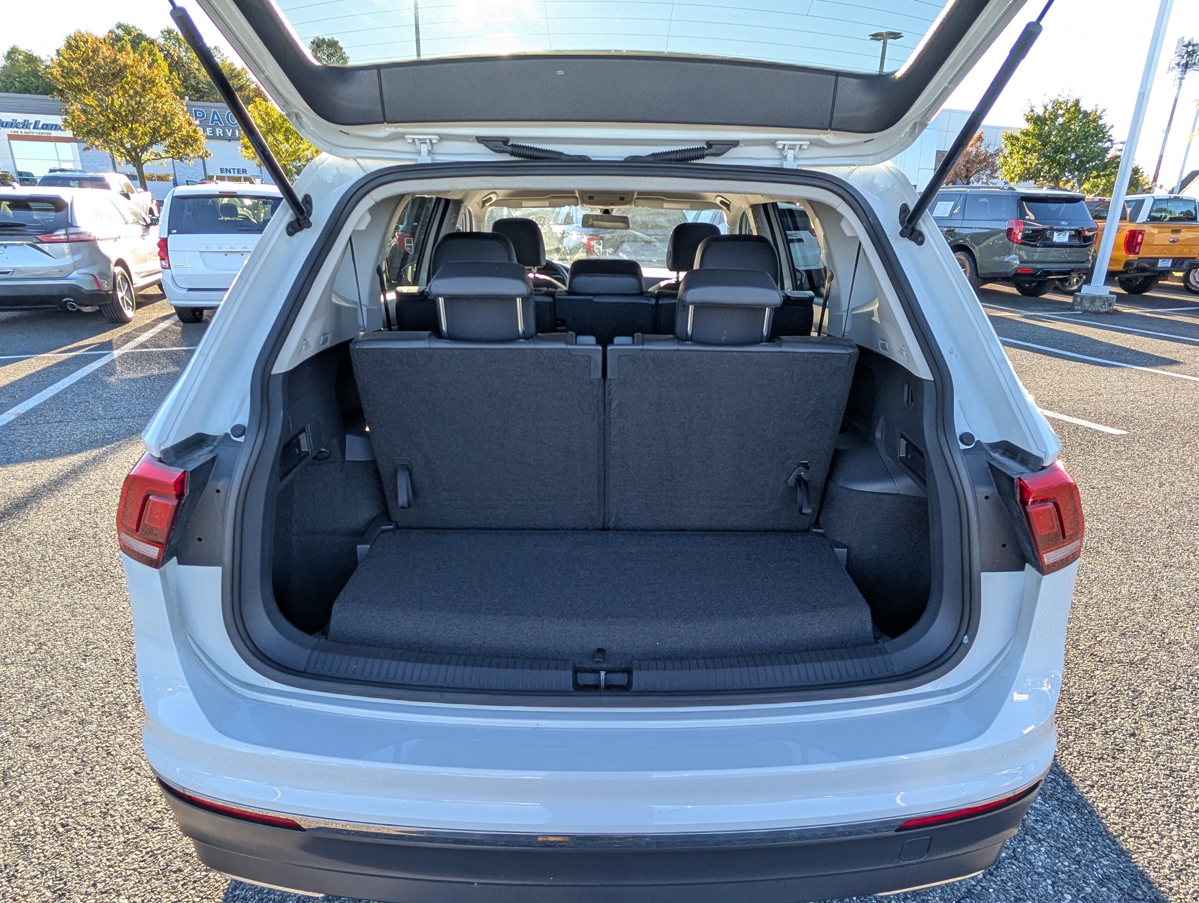 Used 2020 Volkswagen Tiguan SE image 12