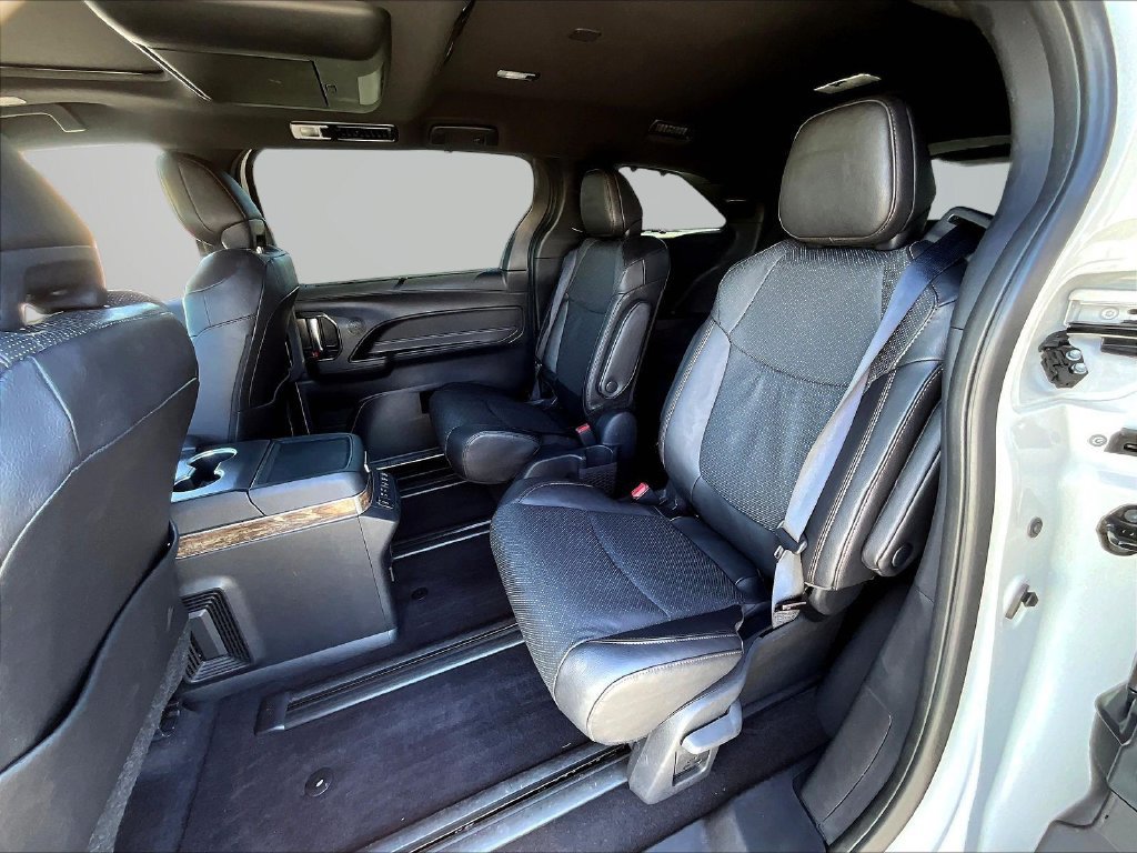 Used 2025 Toyota Sienna Platinum AWD/4WD image 27