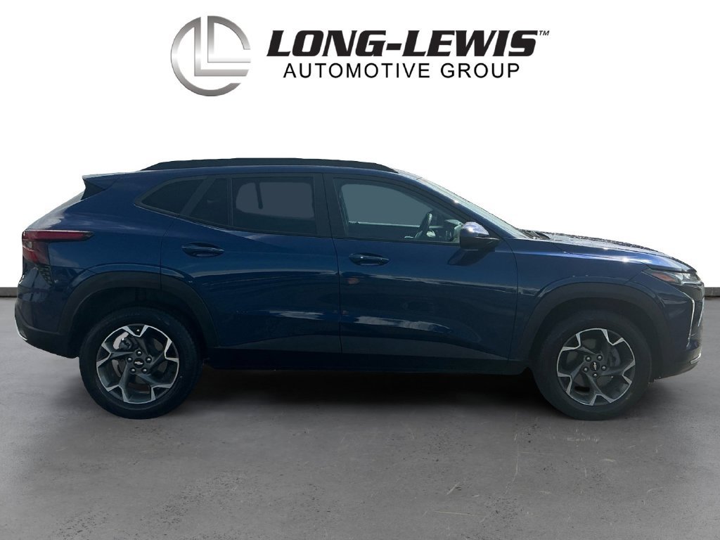 Used 2024 Chevrolet Trax LT w/ Sunroof Package FWD image 8