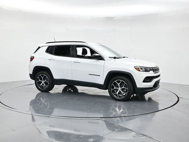 Used 2024 Jeep Compass Latitude image 3