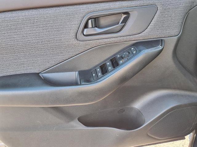 Used 2023 Nissan Rogue S image 19