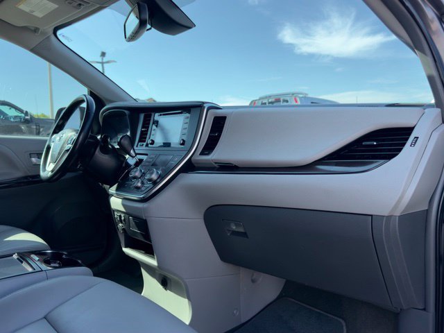 Used 2019 Toyota Sienna XLE w/ XLE Navigation Package FWD image 17