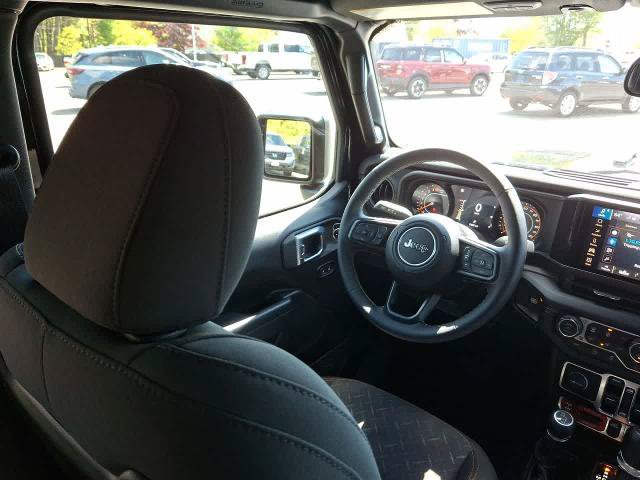 Used 2025 Jeep Gladiator Mojave w/ Convenience Group AWD/4WD image 15