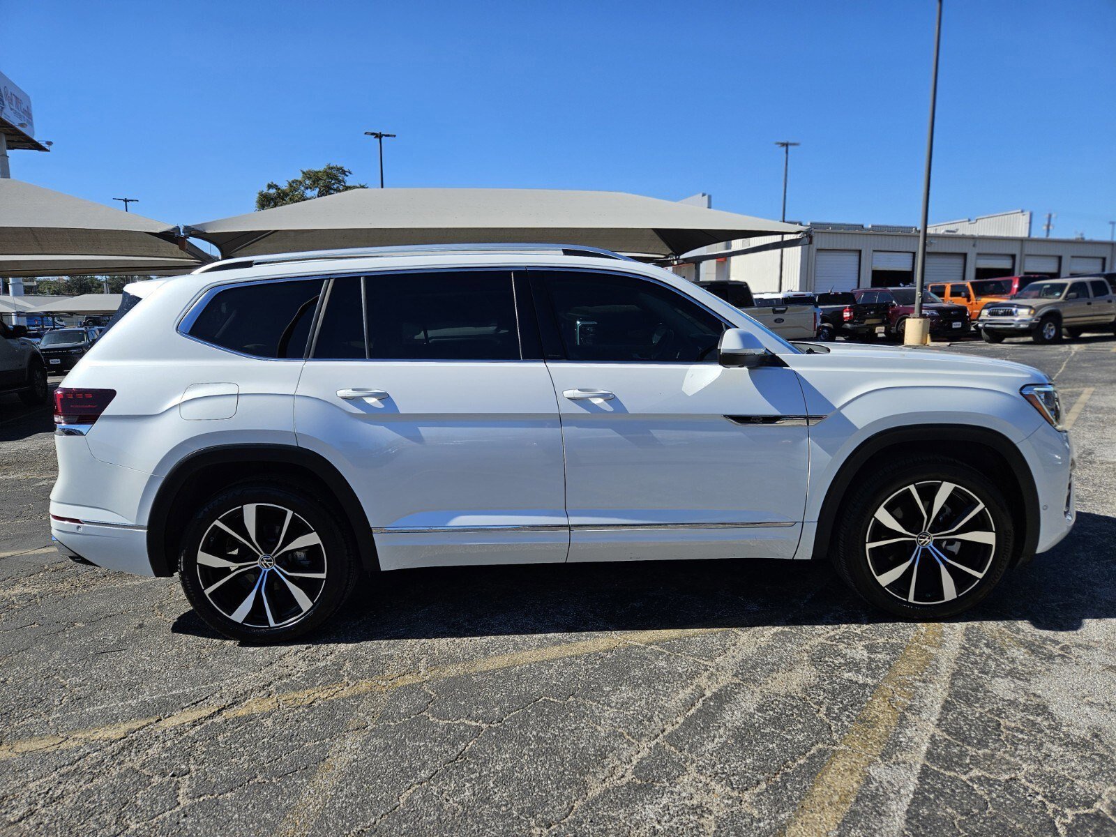 Used 2025 Volkswagen Atlas SEL Premium R-Line image 2