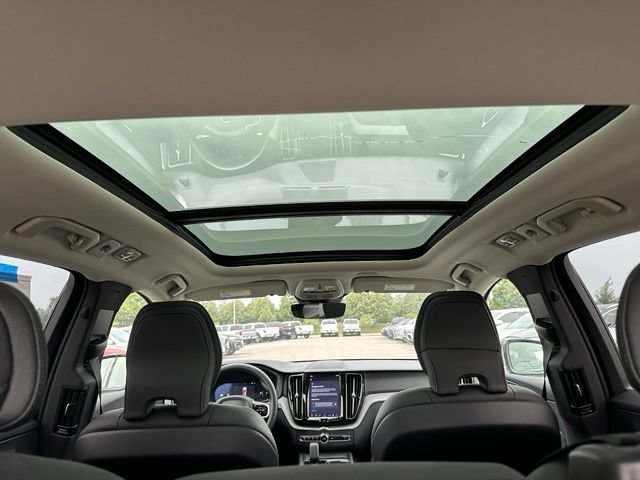 Used 2025 Volvo XC60 B5 Plus AWD/4WD image 9