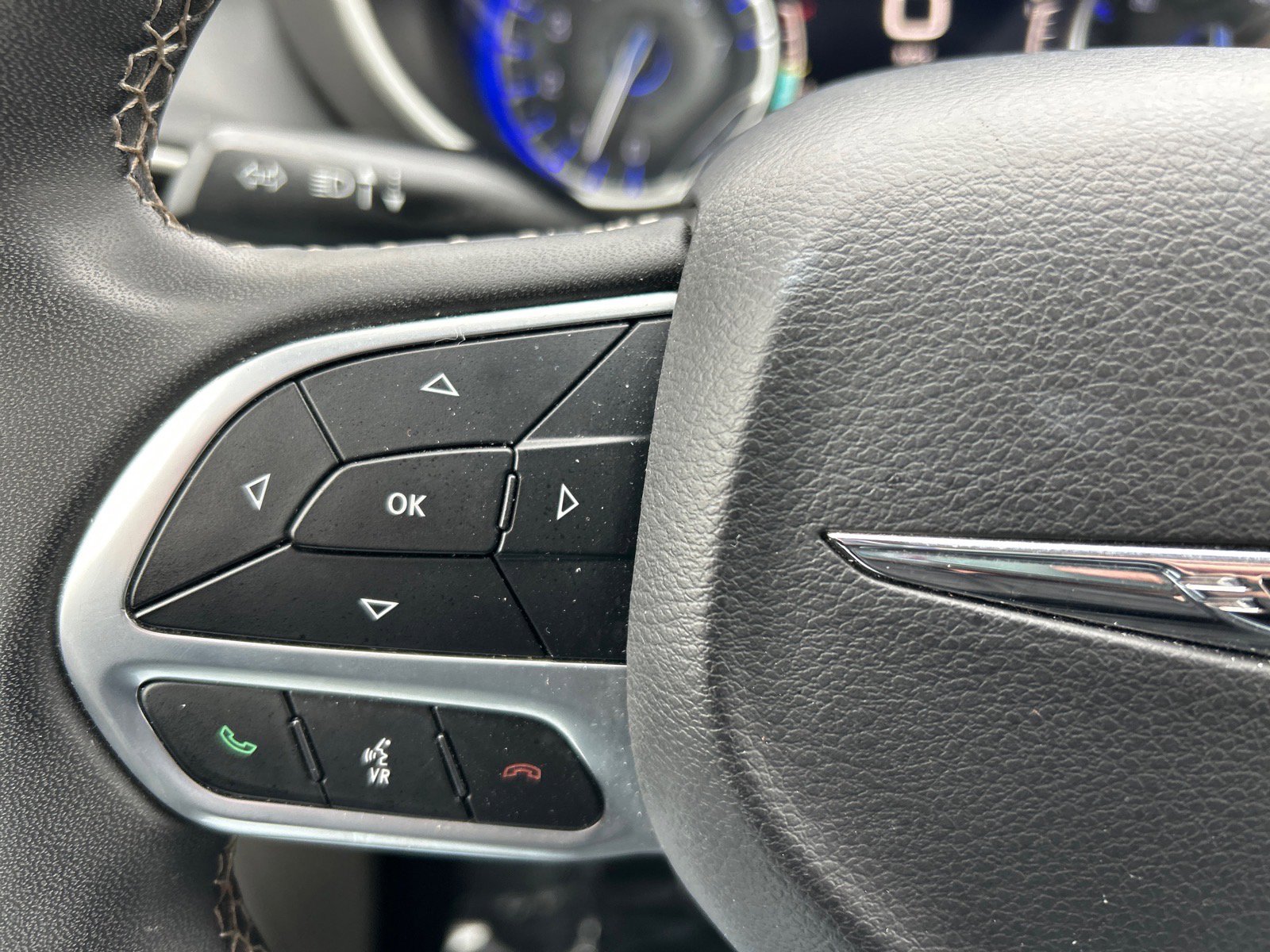 Used 2023 Chrysler Pacifica Touring-L image 25